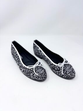 Chanel CC Cap Toe Black Denim Camellia Floral Ballet Flat Bow size 38 EU